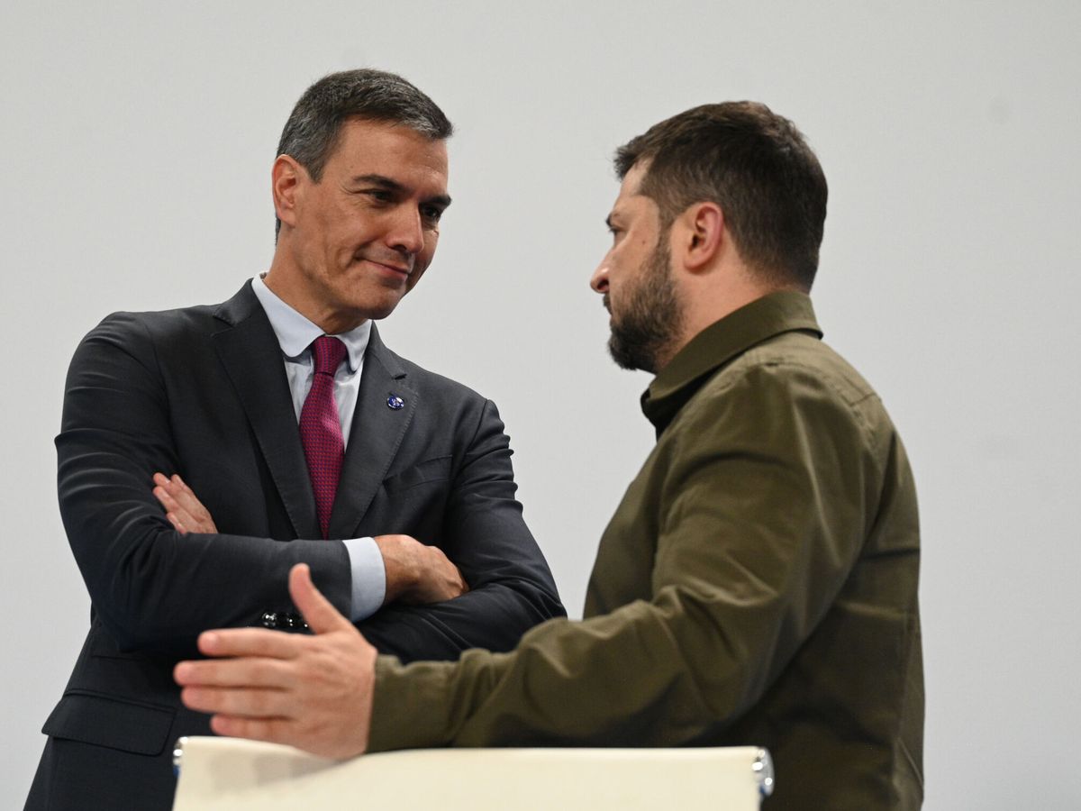 Foto: Pedro Sánchez conversa con Volodímir Zelenski en la cumbre de Granada. (EFE/La Moncloa/Borja Puig de la Bellacasa)