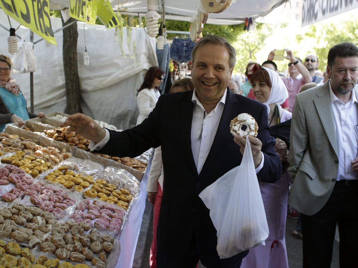 Foto: Antonio Miguel Carmona comprando rosquillas. (EFE)