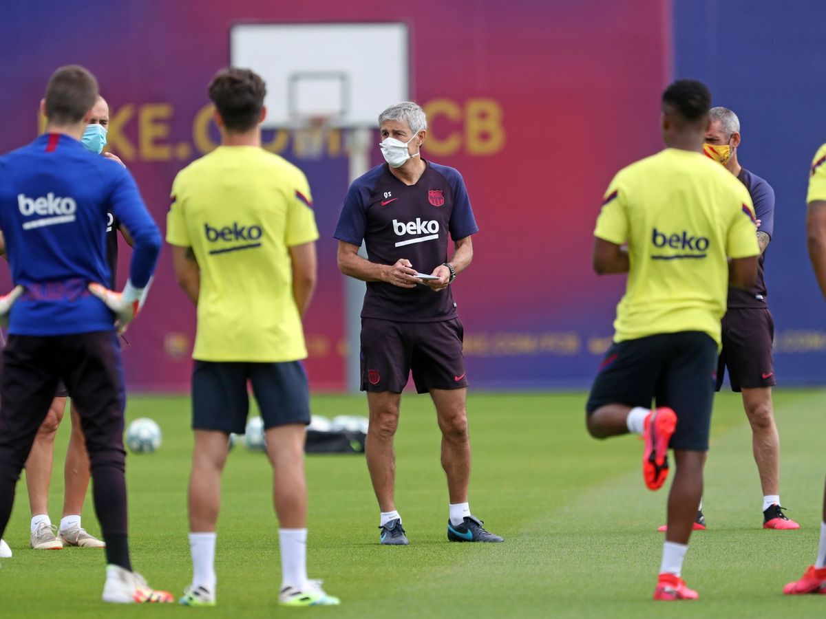 Foto: Quique Setién, con mascarilla, dirige una sesión de entrenamiento del FC Barcelona. (EFE)