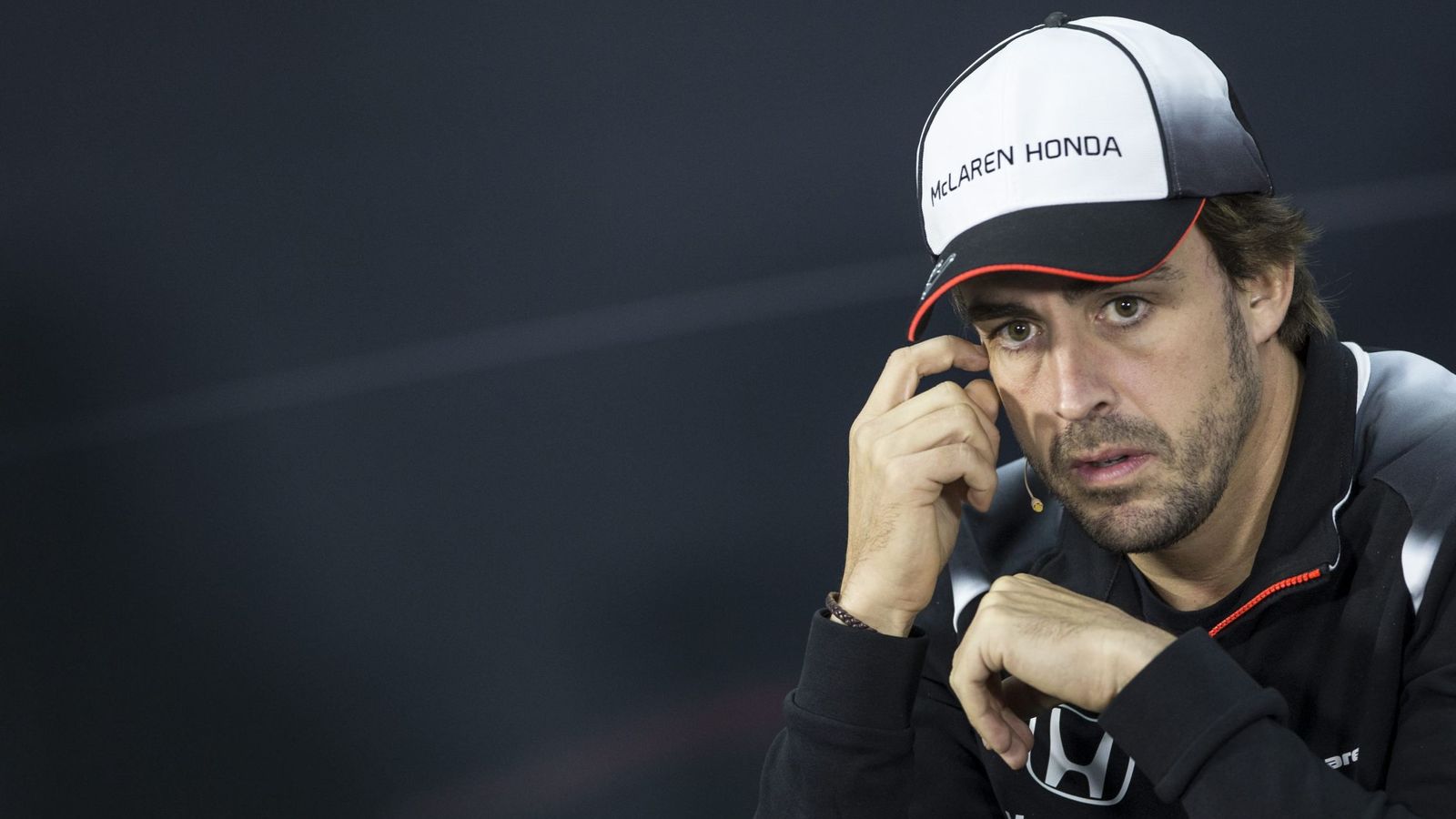 Foto: Fernando Alonso durante sus explicaciones en el circuito de Sakhir.