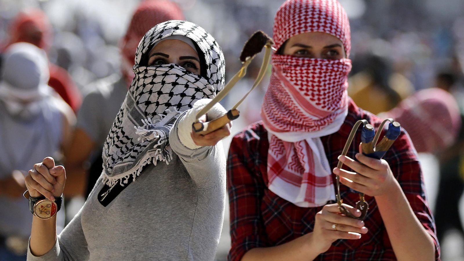 Foto: Dos manifestantes palestinas arrojan piedras durante un enfrentamiento con las fuerzas de seguridad israelíes en Belén, Cisjordania. (EFE)
