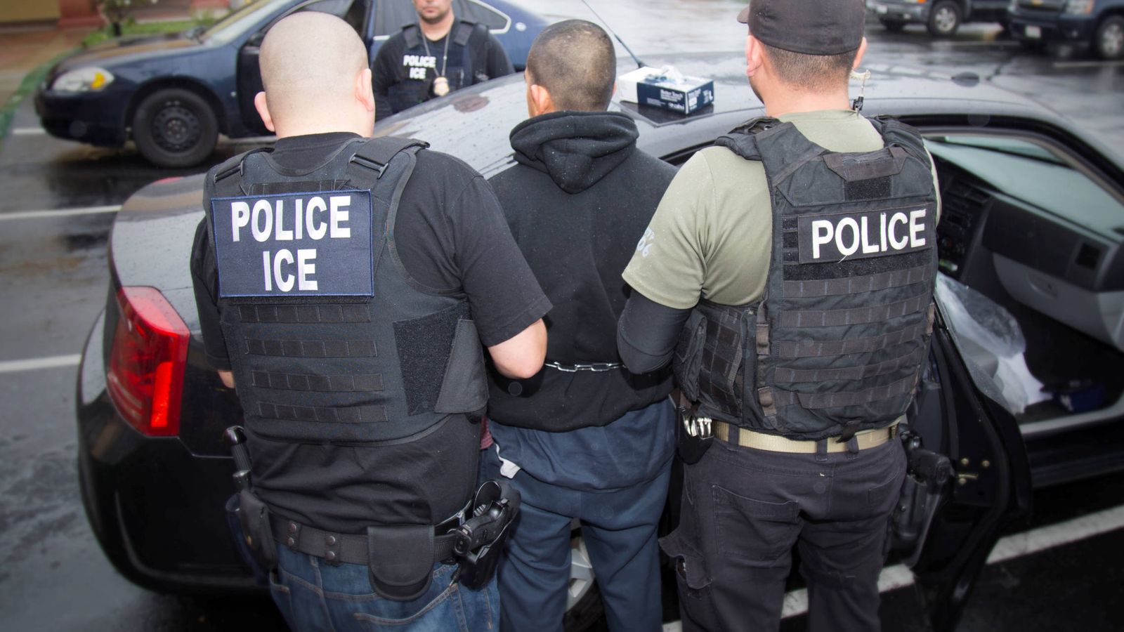 Foto: Agentes de la agencia de política migratoria y aduanera detienen a un sospechoso durante una operación en Los Ángeles, el 7 de febrero de 2017 (Reuters).