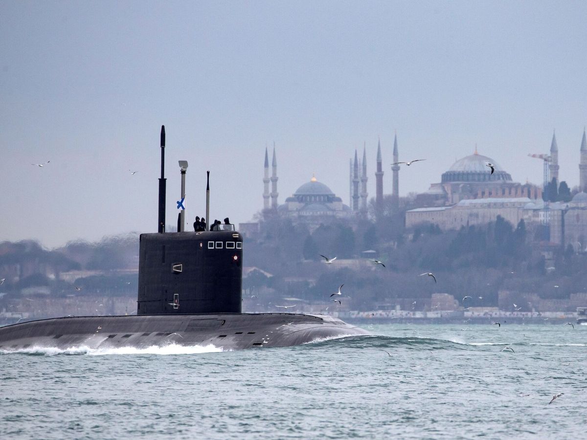 Foto: Un submarino ruso atraviesa el Bósforo con dirección al mar Negro. (EFE/Erdem Sahin)