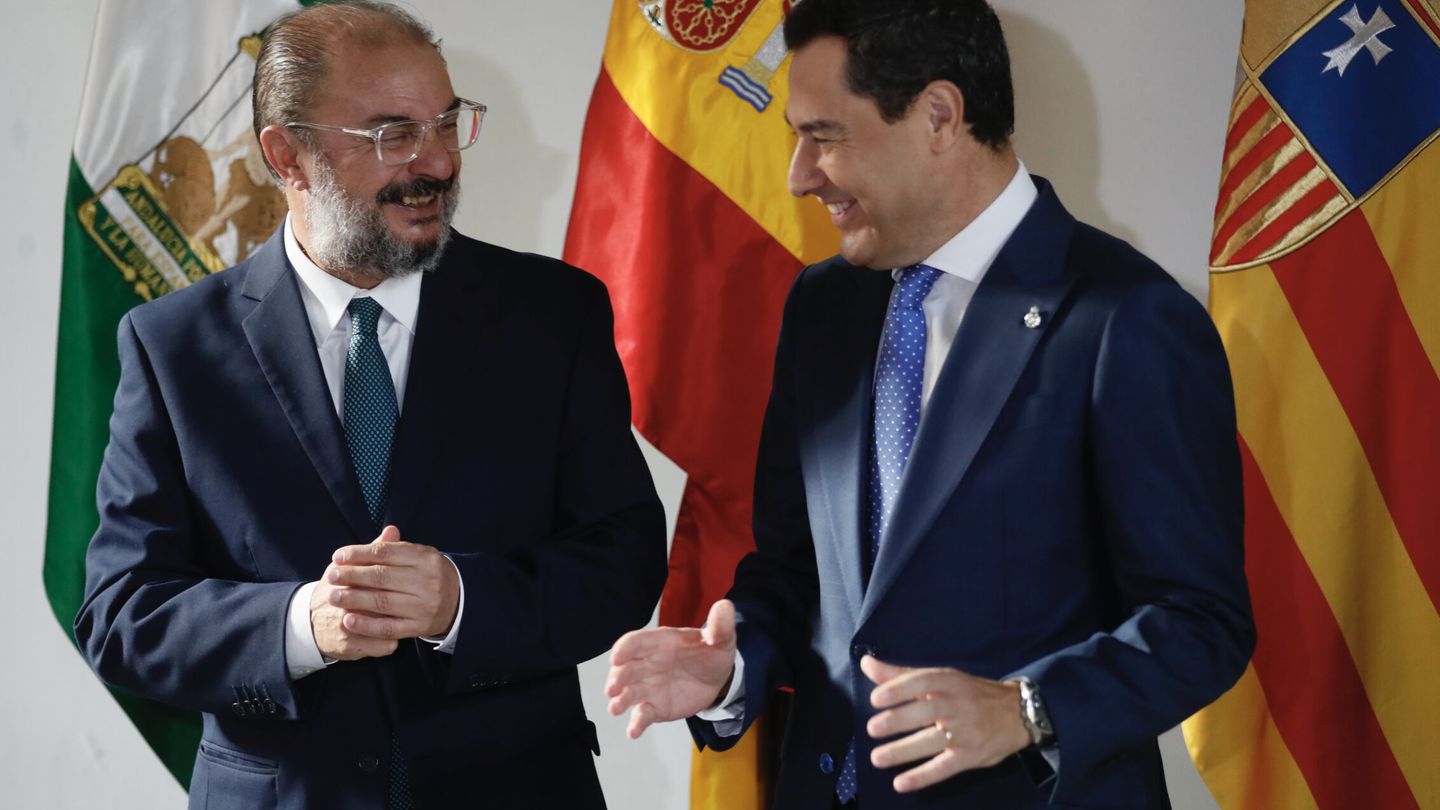 Los presidentes de la Junta de Andalucía, Juanma Moreno, y del Gobierno de Aragón, Javier Lambán. (EFE/José Manuel Vidal)