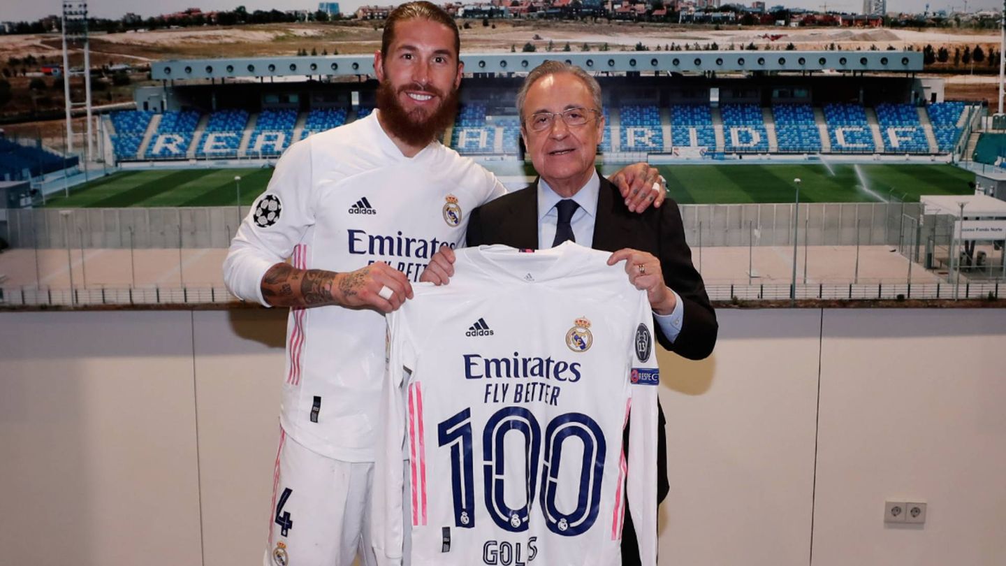 Ramos posa con la camiseta de los 100 goles que le entregó Florentino. (@realmadid)