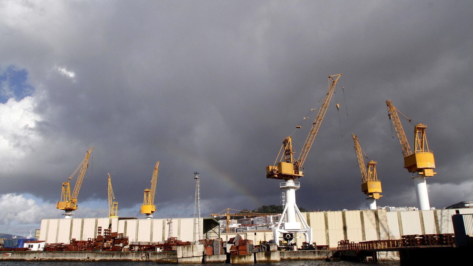 Foto: Vista general del astillero de Barreras en Vigo, donde se construye uno de los 'floteles'. (EFE)