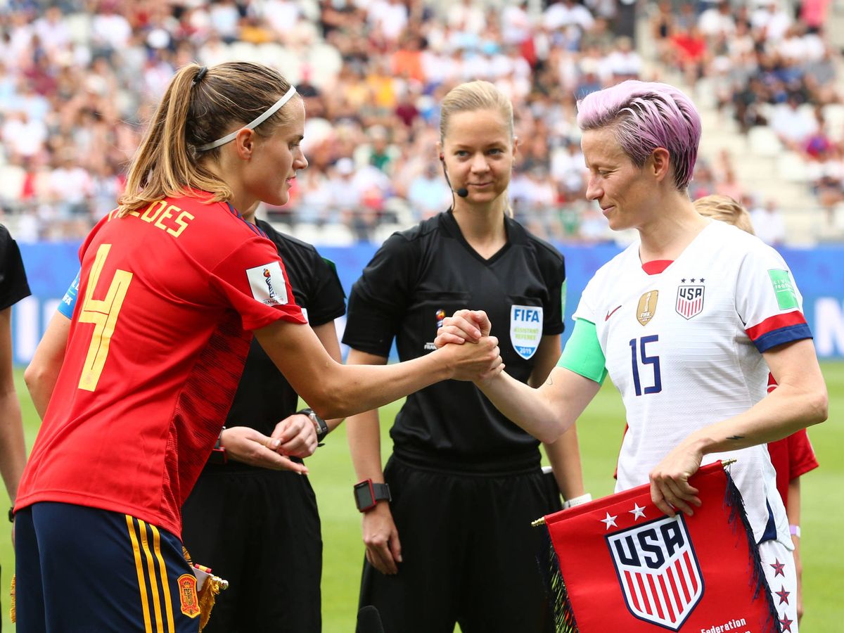 Foto: La capitana de España, Irene Paredes, y la de Estados Unidos, Megan Rapinoe, en el Mundial de Francia. (EFE)