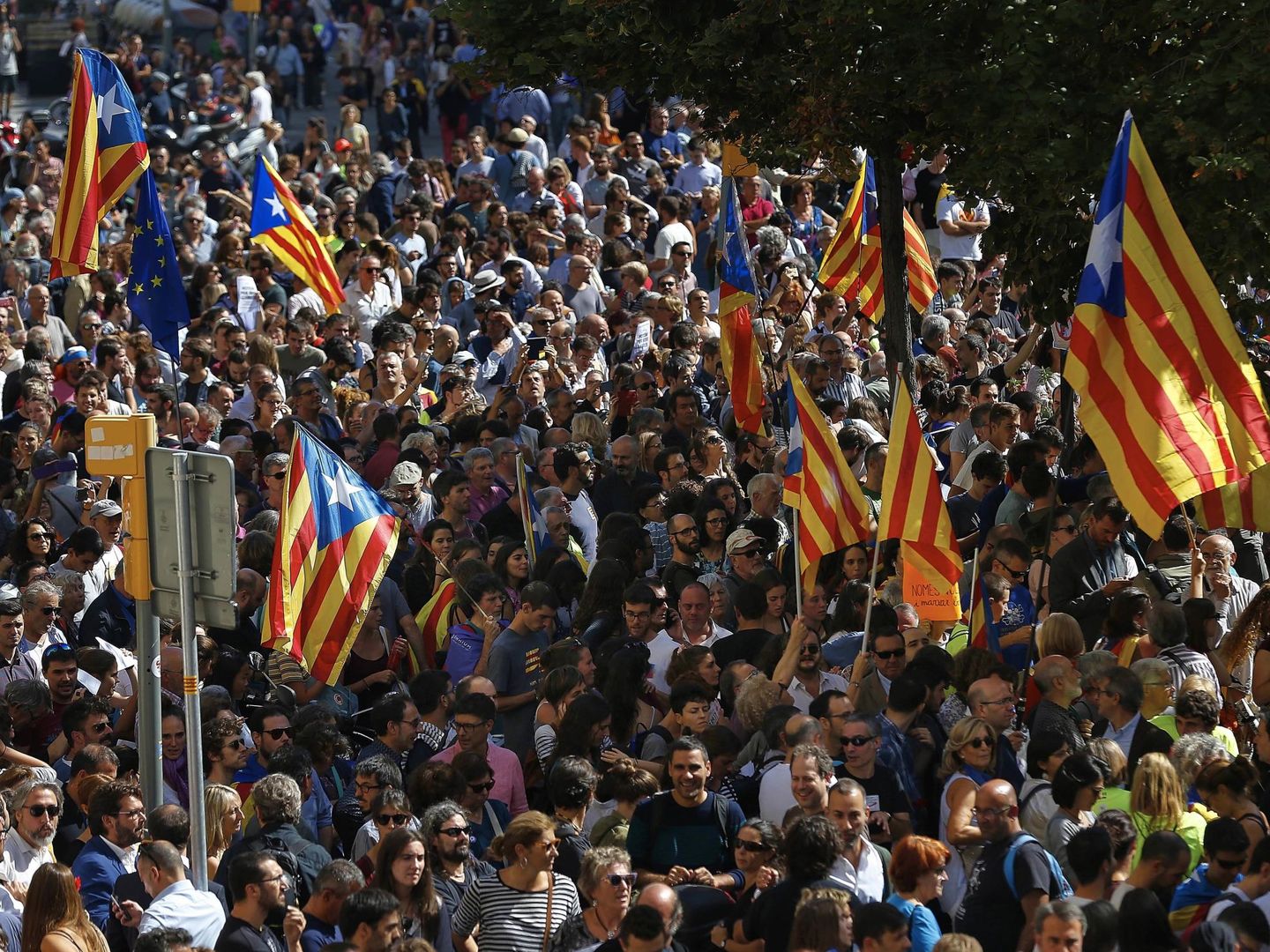 Decenas de miles de personas llenaron la confluencia entre Rambla Cataluña y Gran Vía todo el día. (EFE)