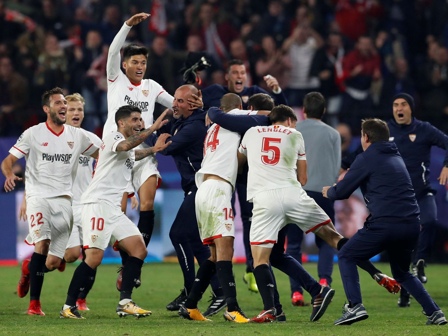 El Sevilla celebra el gol que supuso el empate a tres ante el Liverpool. (Reuters)