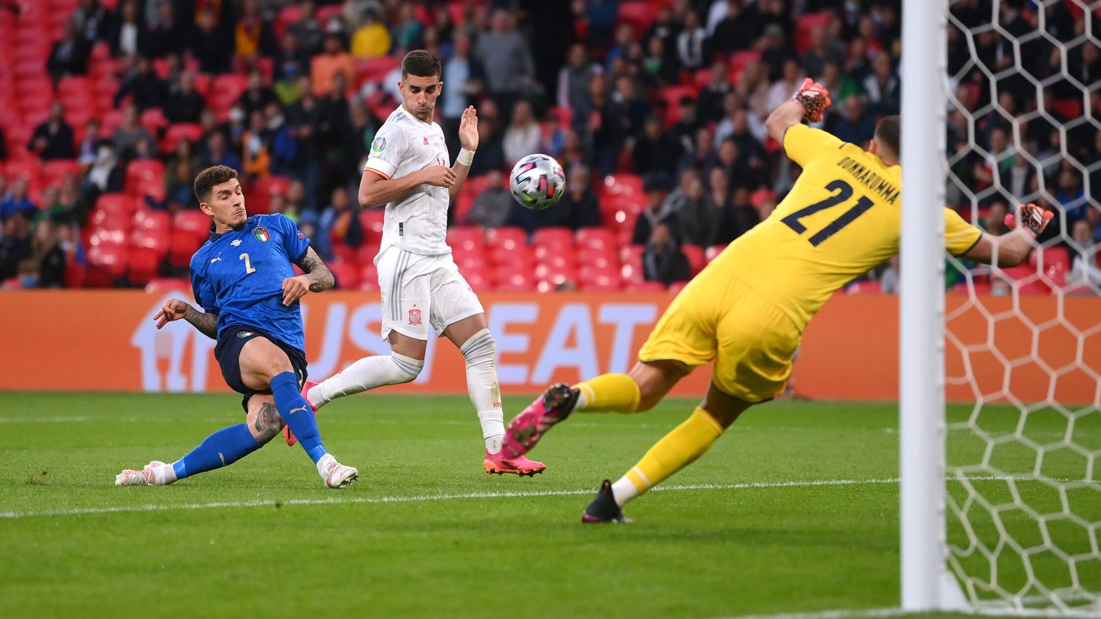 Di Lorenzo salva en el último momento el gol español. (Reuters)