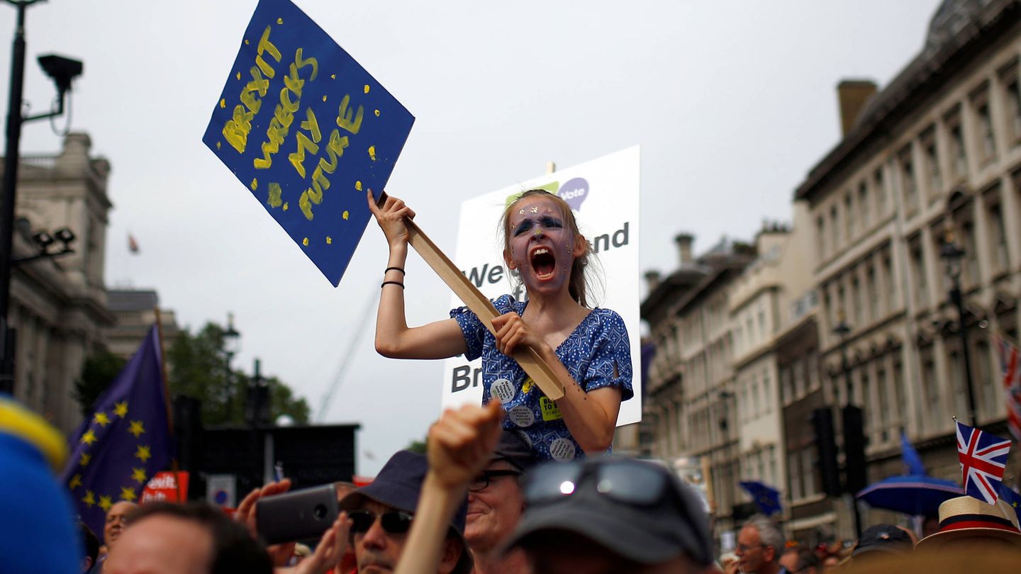 Manifestantes antiBrexit de la plataforma 'People's Vote' marchan por el centro de Londres. (Reuters)