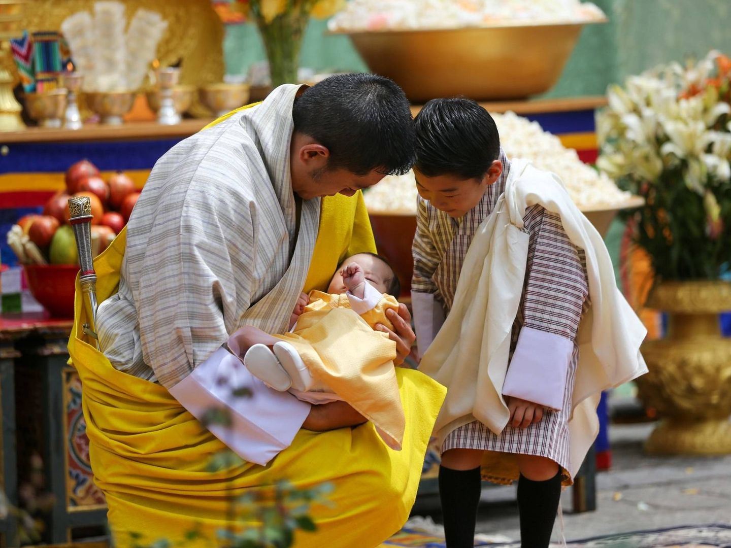 El rey de Bután, con sus dos hijos. (Royal Office For Media)