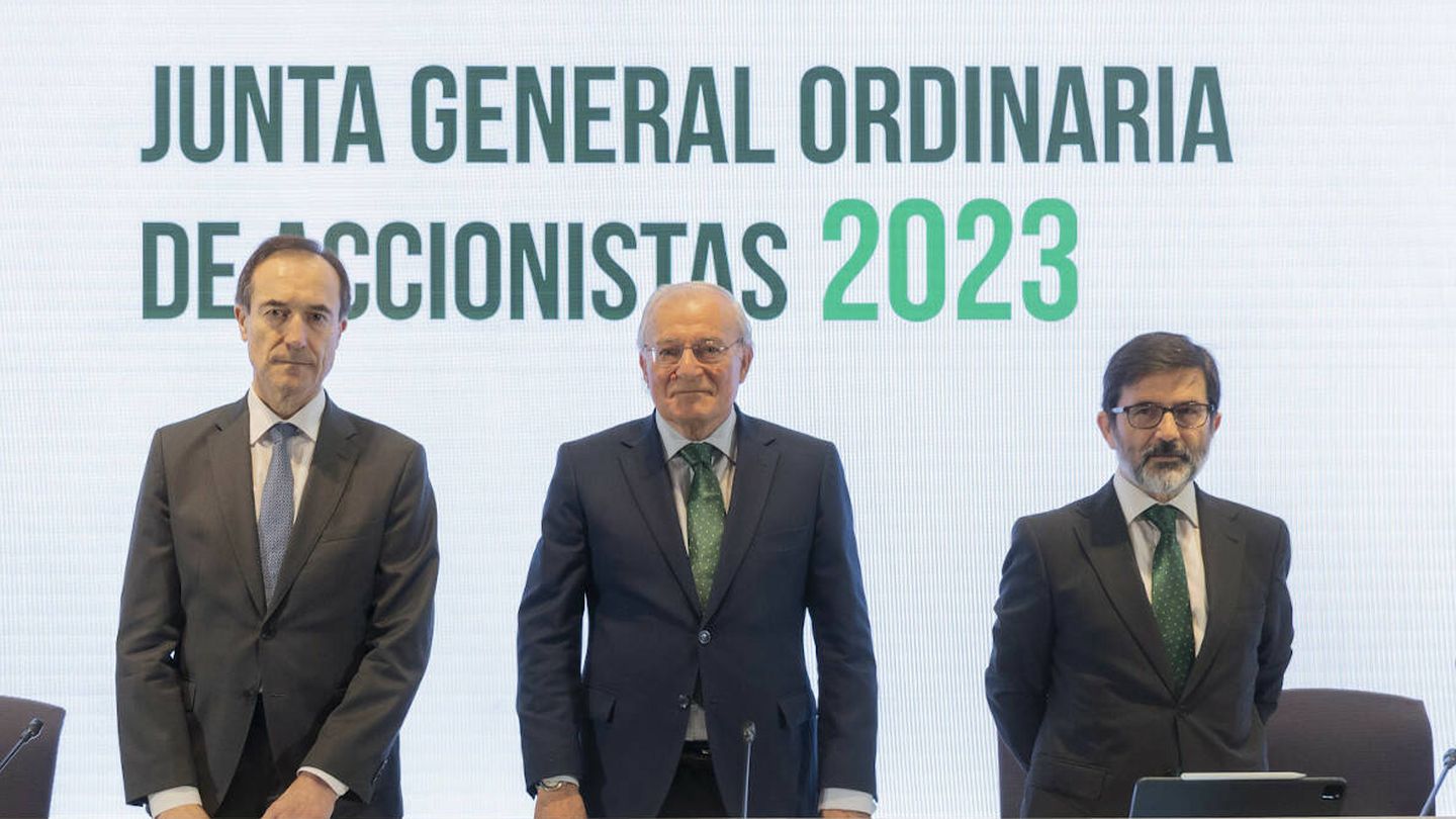 Manuel Menéndez, CEO de Unicaja, Manuel Azuaga, presidente, y Vicente Orti, vicesecretario.