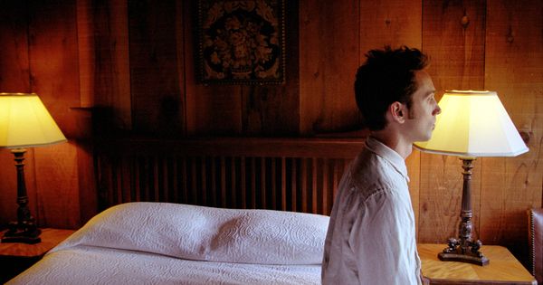 Foto: Un hombre con insomnio en la habitación de un hotel (Trinette Reed / Corbis)