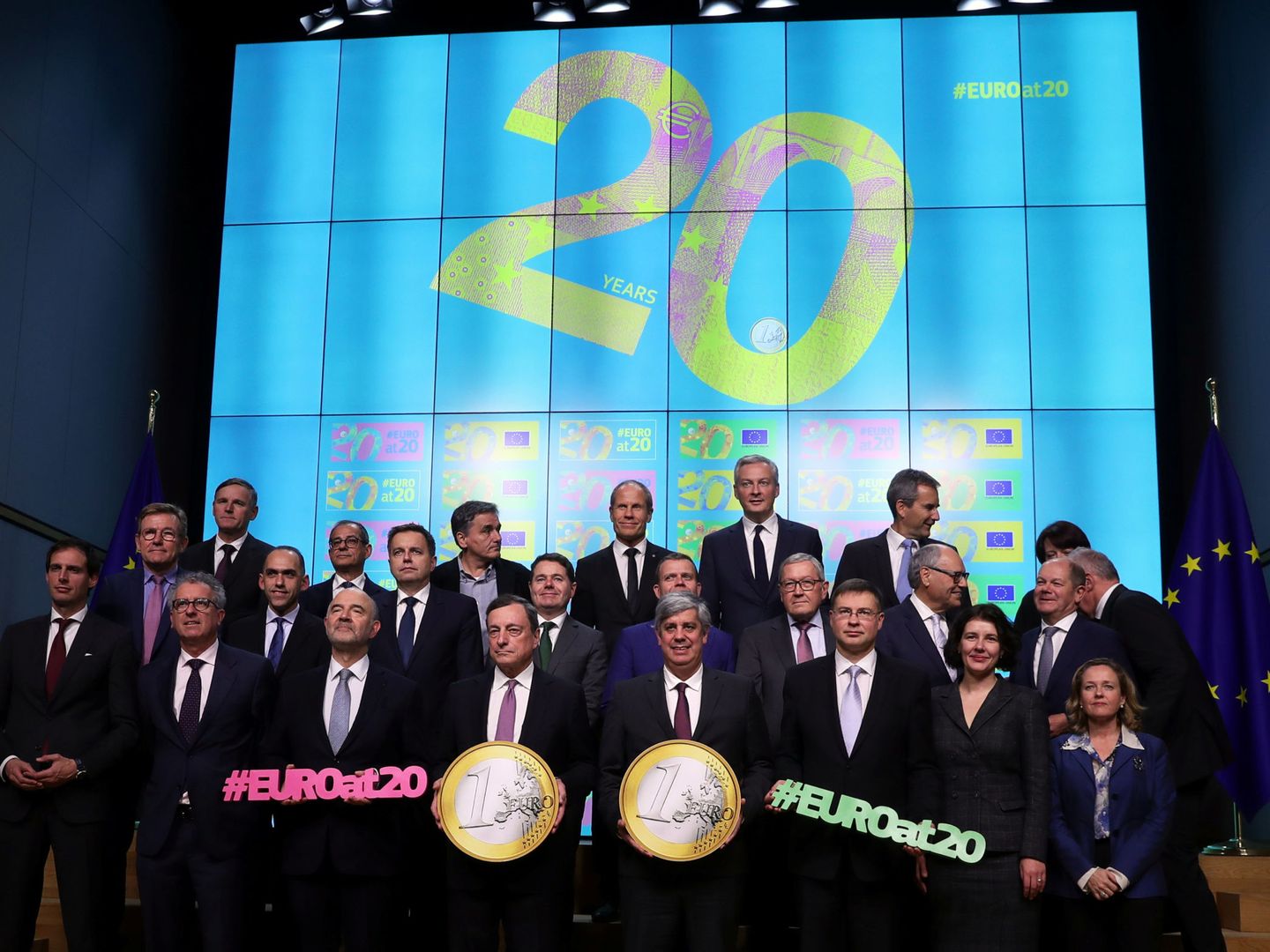 Los ministros de Finanzas y Economía de la Eurozona participan en la celebración del 20º aniversario de la creación del euro, en Bruselas, el 3 de diciembre de 2018. (Reuters)