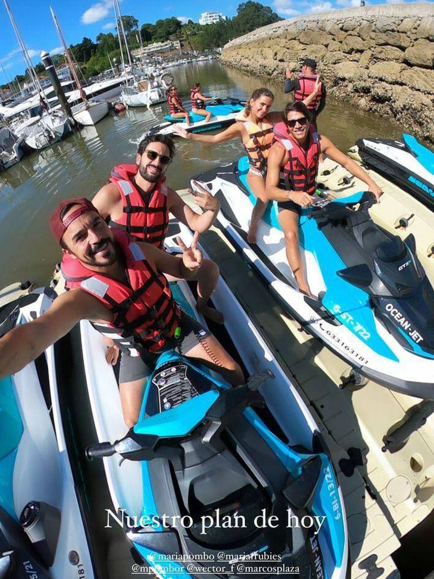 El grupo de amigos disfruta de la experiencia de montar en moto de agua. (Instagram/@mariapombo)