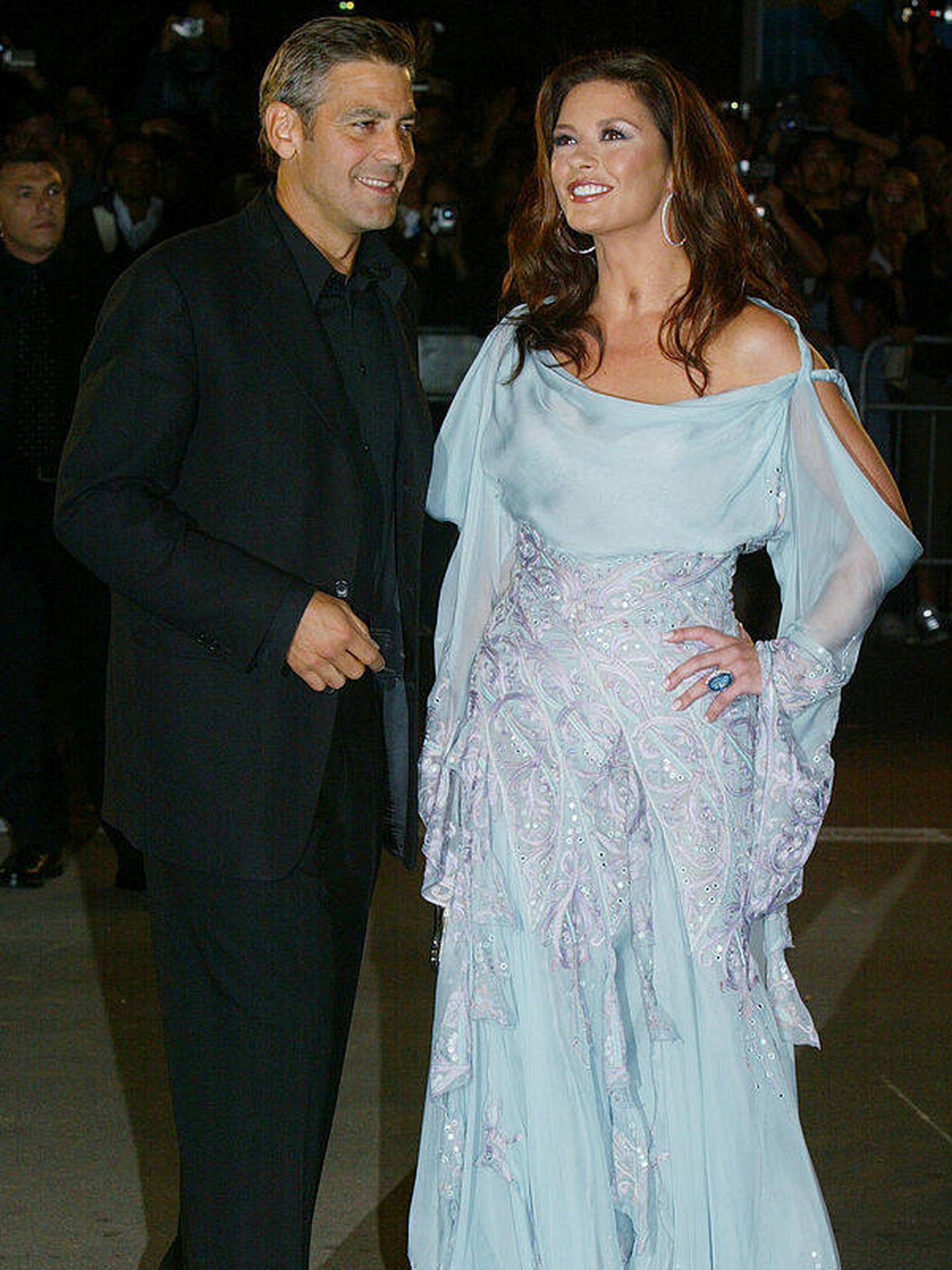 George Clooney y Catherine Zeta-Jones, en el Festival de Venecia de 2003. (Getty)
