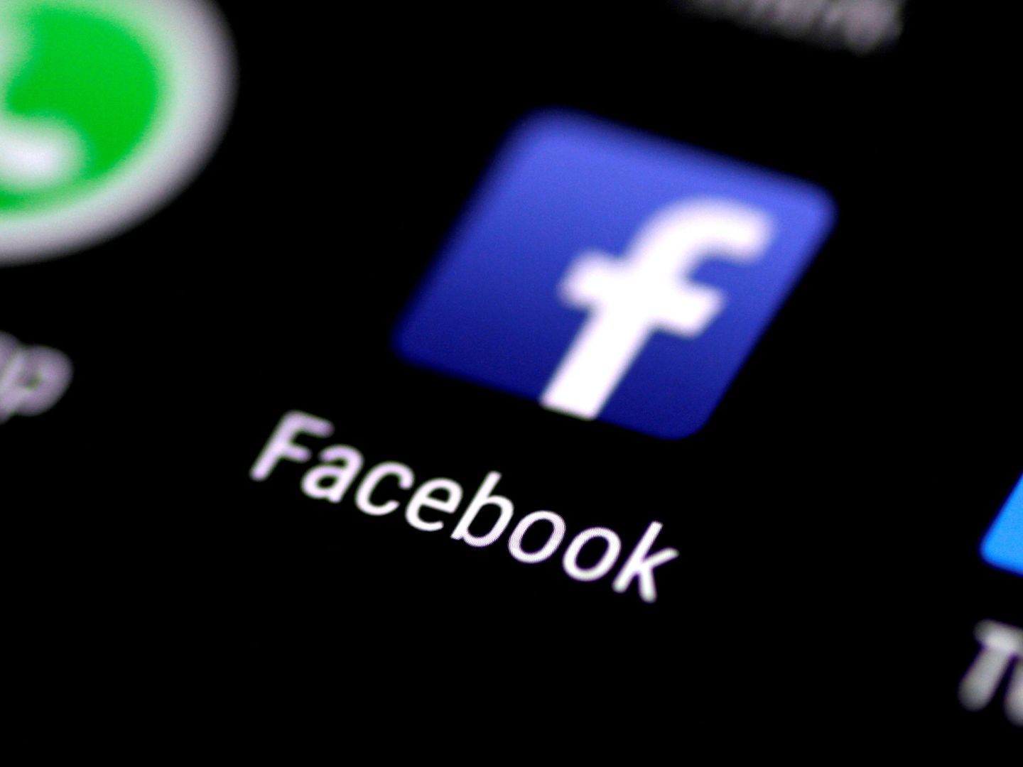Vista de la aplicación de Facebook en un móvil (Reuters)