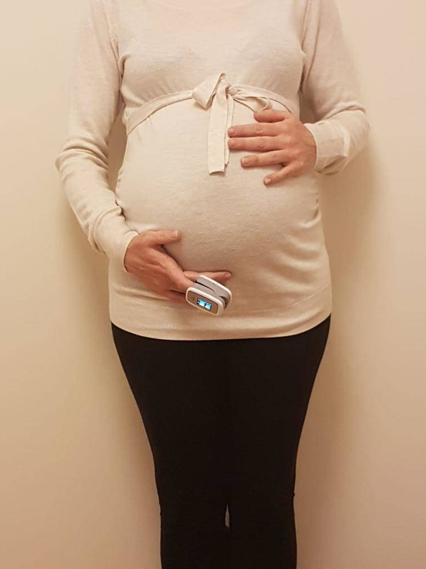 Diana, embarazada de 31 semanas, se mide frecuentemente la saturación de oxígeno en sangre. (Foto cedida)