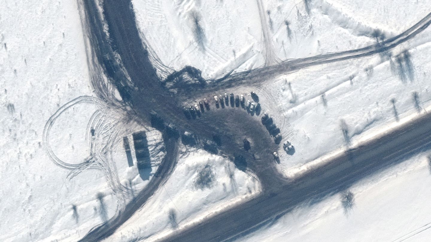 Artillería rusa en la zona de Kursk. (Reuters/Maxar Technologies)