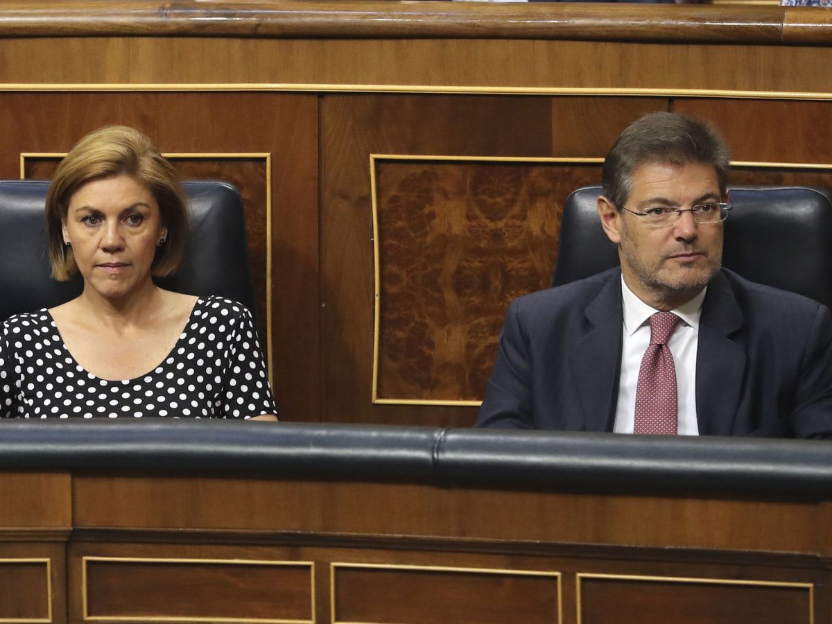 Foto: María Dolores de Cospedal y Rafael Catalá, en el Congreso de los Diputados. (EFE)