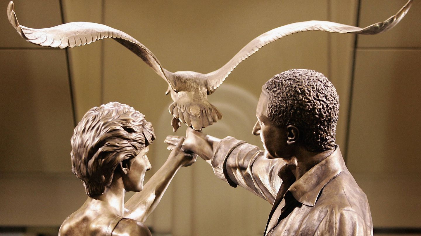 La estatua de Diana y Dodi en Harrods. (Getty)