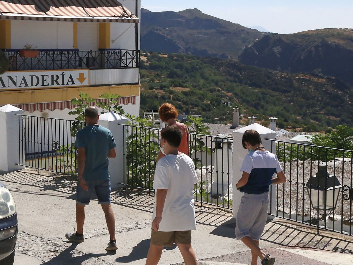 Foto: Turistas en la localidad de Pitres, en plena Alpujarra de Granada, una de las zonas afectadas por la despoblación. (EFE/Pepe Torres) 