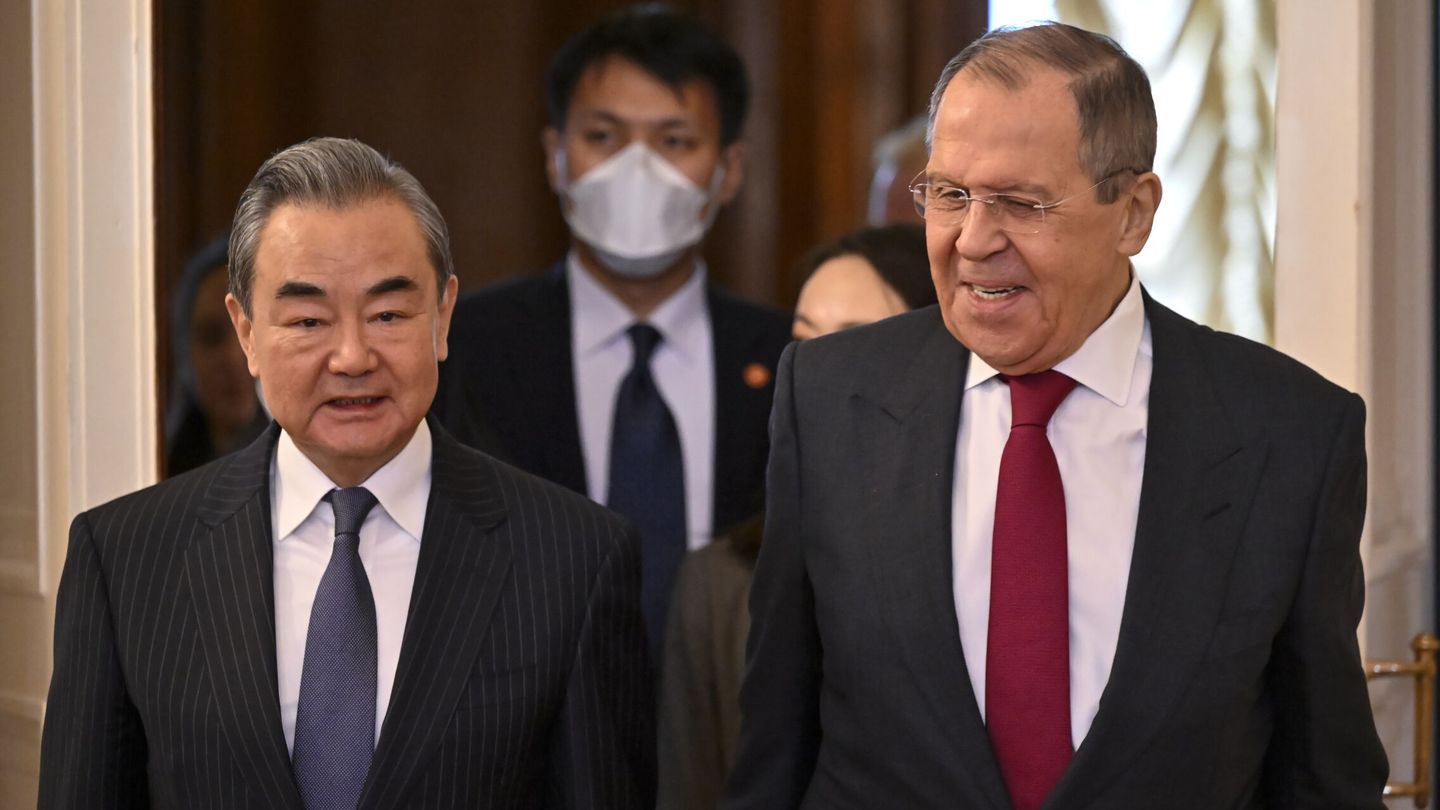 Moscow (Russian Federation), 21 02 2023.- Russian Foreign Minister Sergei Lavrov (R) and China's Director of the Office of the Central Foreign Affairs Commission Wang Yi (L) enter a hall during a meeting in Moscow, Russia, 22 February 2023. Wang Yi arrived in Moscow on 21 February, and engaged in negotiations with the Secretary of the Security Council of the Russian Federation Nikolai Patrushev. At this meeting, Wang Yi stressed that Chinese-Russian relations are 'strong as a rock' and 'will stand the test in the changing international situation.' According to Wang Yi, Beijing is ready, together with Moscow, to resolutely defend national interests and promote mutually beneficial cooperation in all areas. (Rusia, Moscú) EFE EPA ALEXANDER NEMENOV   POOL 