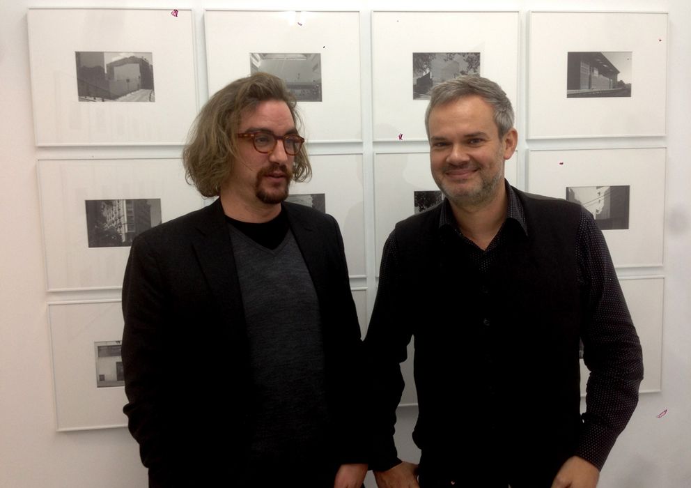 Foto: Jorge Lago, a la izquierda, y Germán Cano, a la derecha, candidatos a dirigir el área de Cultura de Podemos, en la galería Casa Sin Fin. (E.C.)
