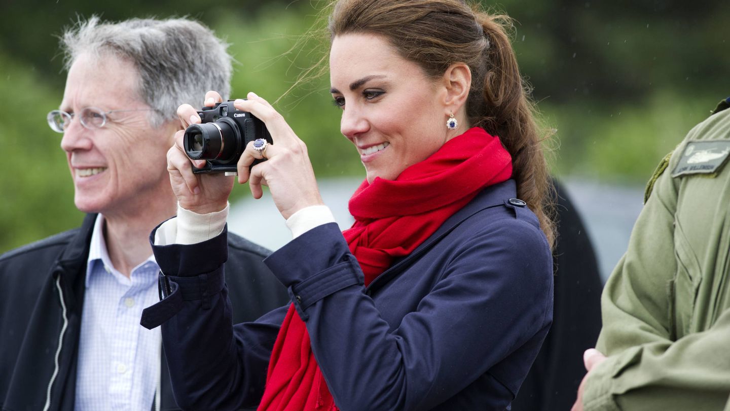Kate Middleton, con su cámara durante un viaje a Canadá en 2011. (Getty)
