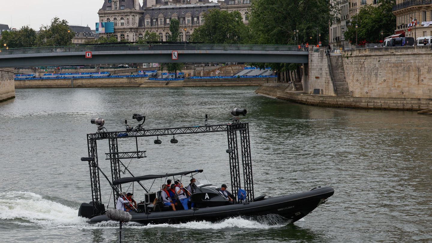 Una lancha navega por el río Sena antes del inicio de la ceremonia de inauguración de los Juegos Olímpicos de París 2024. (EFE)