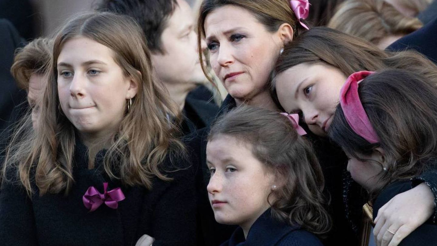 Marta Luisa con sus hijas, en el funeral de Ari Behn. (Cordon Press)