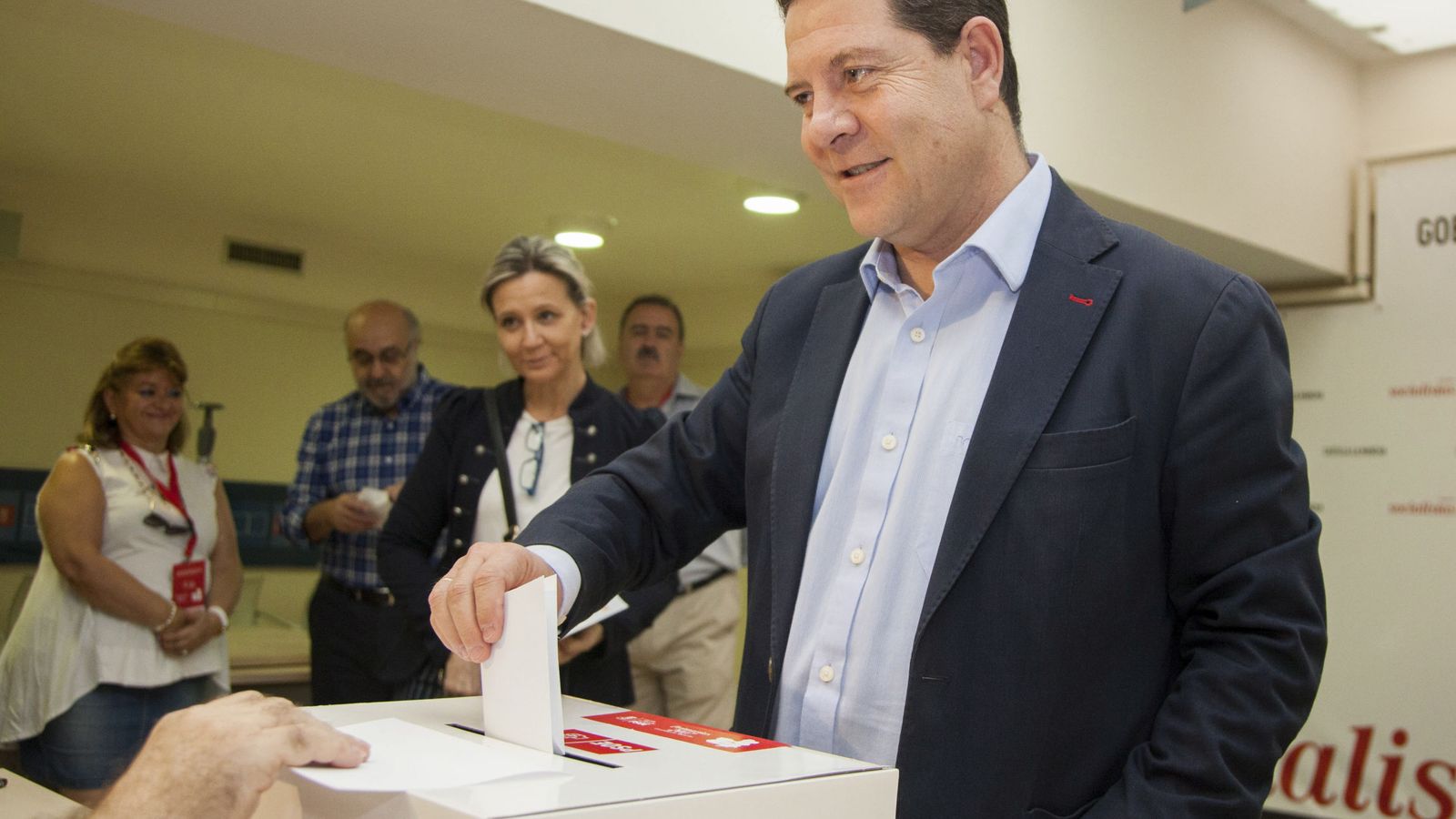 Foto: Emiliano García-Page, reelegido secretario general del PSOE manchego, este 30 de septiembre votando en las primarias. (EFE)