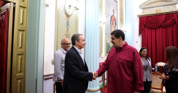 Foto: José Luis Rodríguez Zapatero y el presidente venezolano, Nicolás Maduro, se saludan en el Palacio de Miraflores de Caracas, en Venezuela. (Reuters)