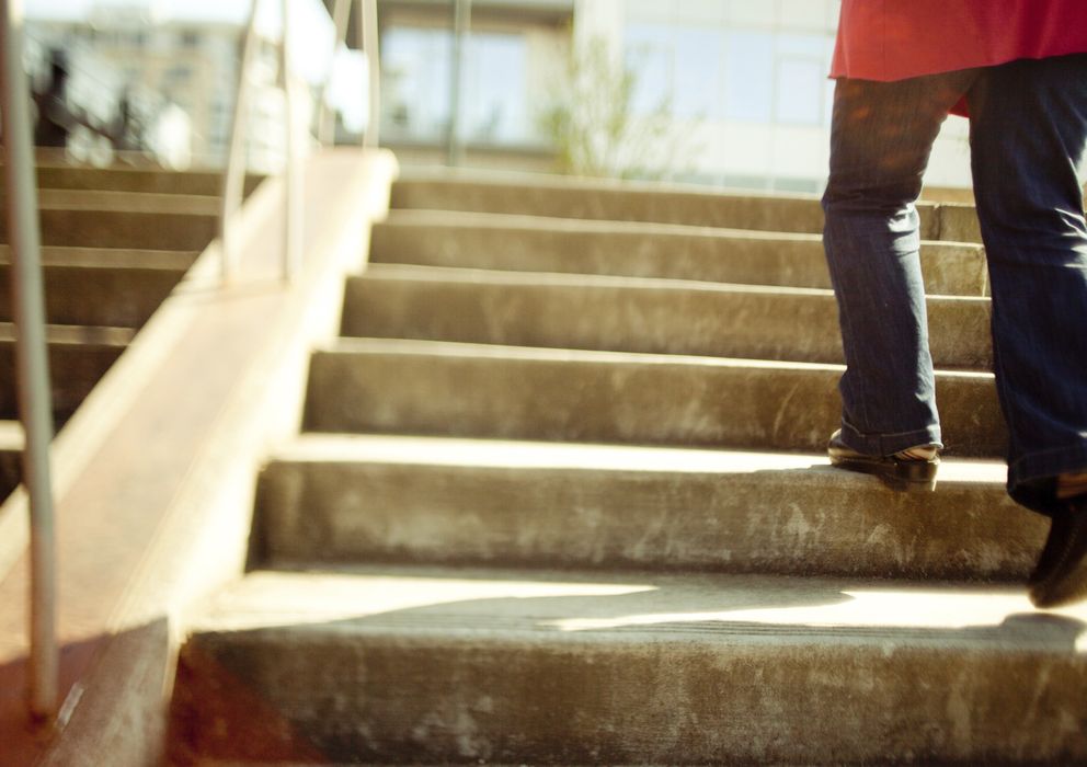 Foto: Subir escaleras es un ejercicio perfecto, que puede hacer cualquiera. (iStock)
