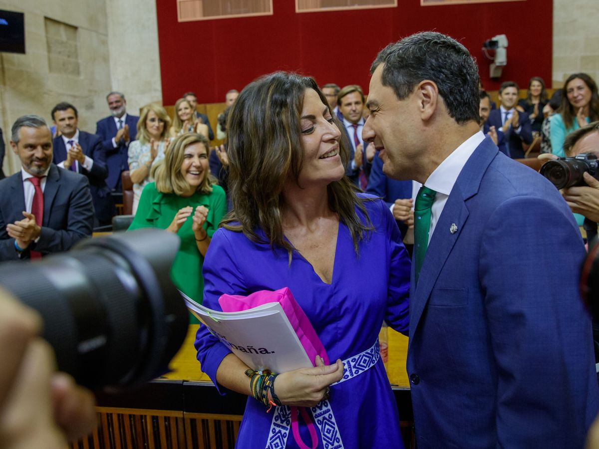 Foto: Macarena Olona y Juanma Moreno se saludan tras la investidura del presidente de la Junta (EFE / Julio Muñoz)