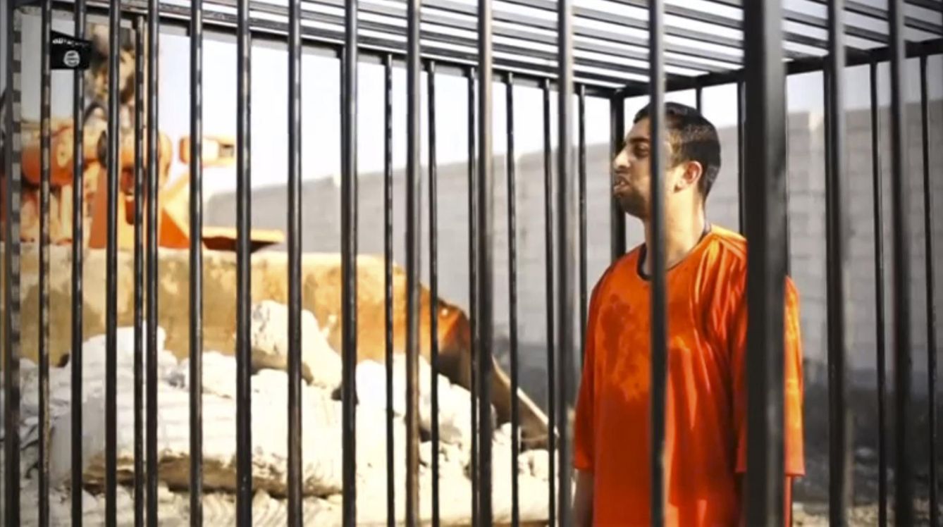 Captura de pantalla de un video en el que el piloto jordano Muath al-Kasaesbeh es quemado vivo dentro de una jaula por militantes del Estado Islámico en febrero de 2015 (Reuters)
