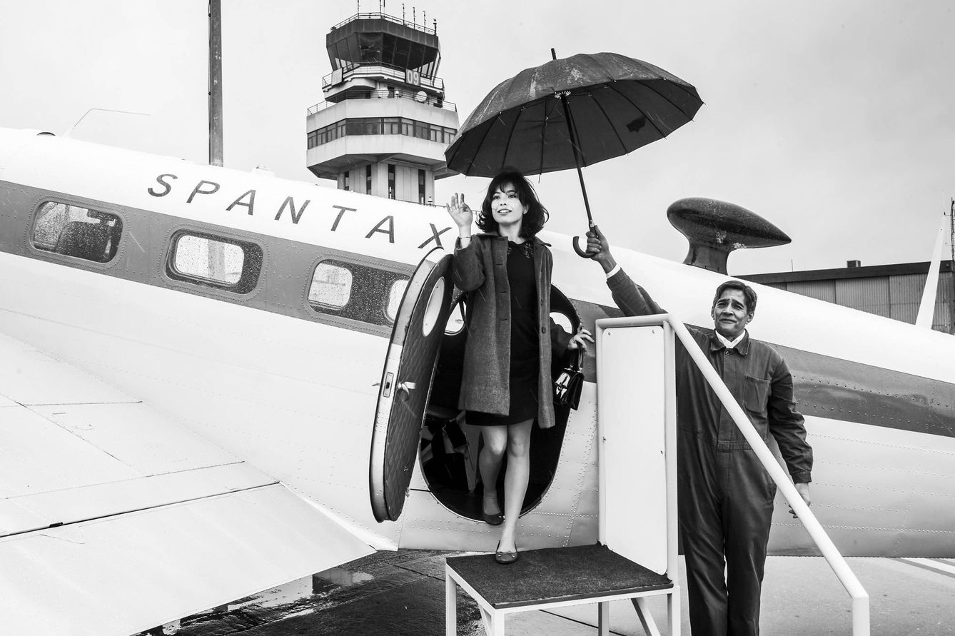 Ava Gardner (Debi Mazar), a su llegada a Madrid. (Jorge Fuembuena/Movistar+)