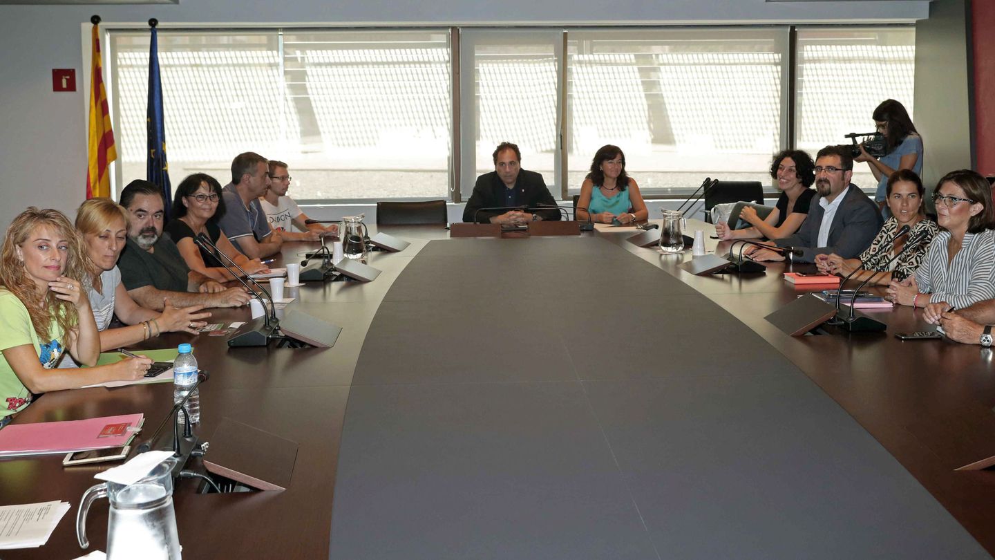 La compañía que gestiona la seguridad en El Prat, y el comité de huelga de Eulen durante una reunión.