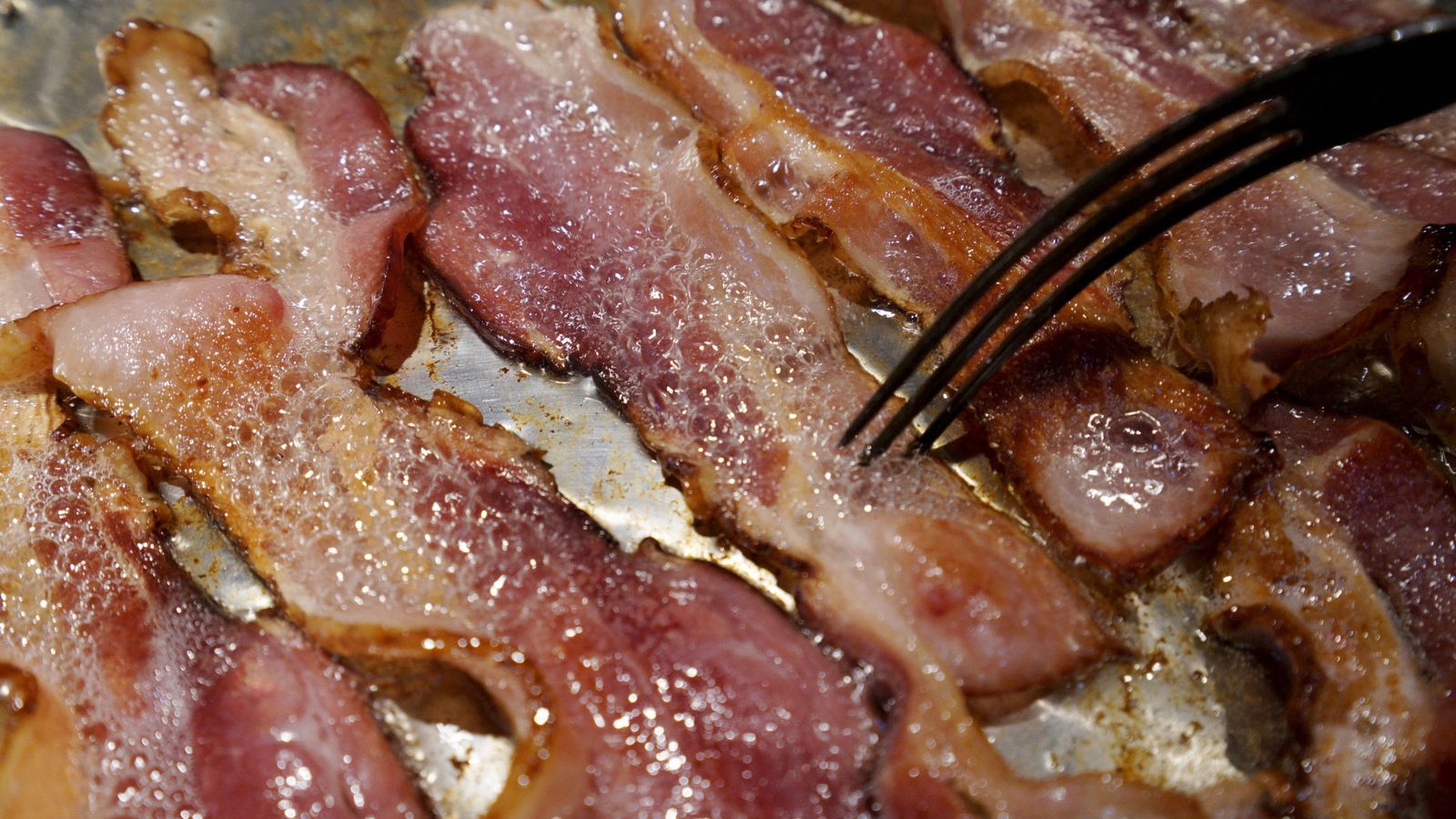 Foto: Bacon frito en la sartén de una cocina (Reuters)