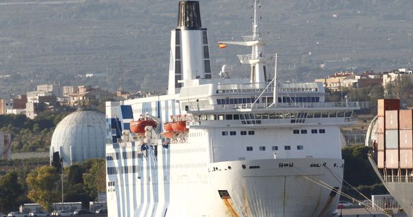 Foto: Barco atracado en el puerto de Tarragona donde se alojan policías y guardias civiles. (EFE)