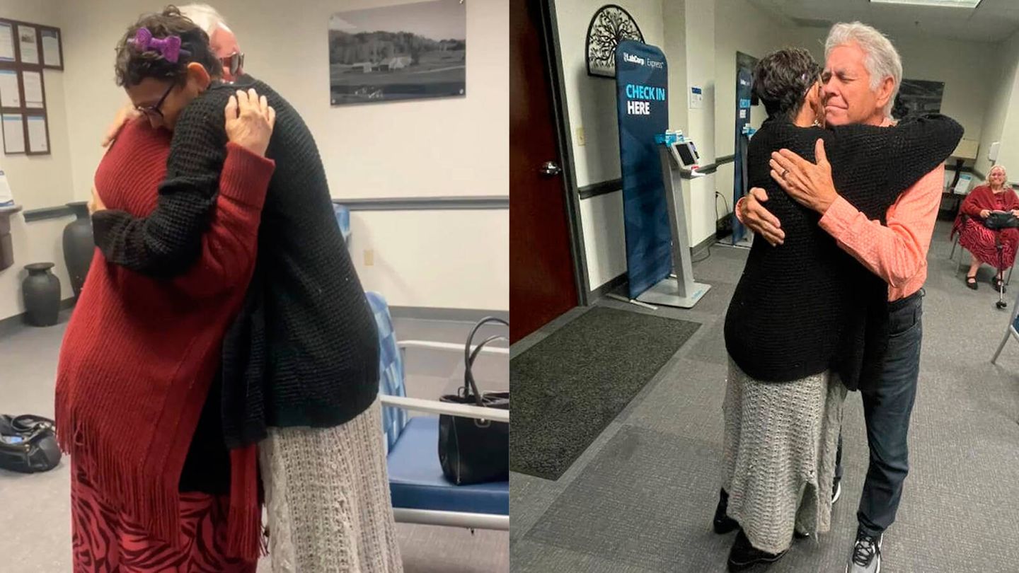 Melissa se abraza con sus padres biológicos después de 51 años (Facebook/We found Melissa)