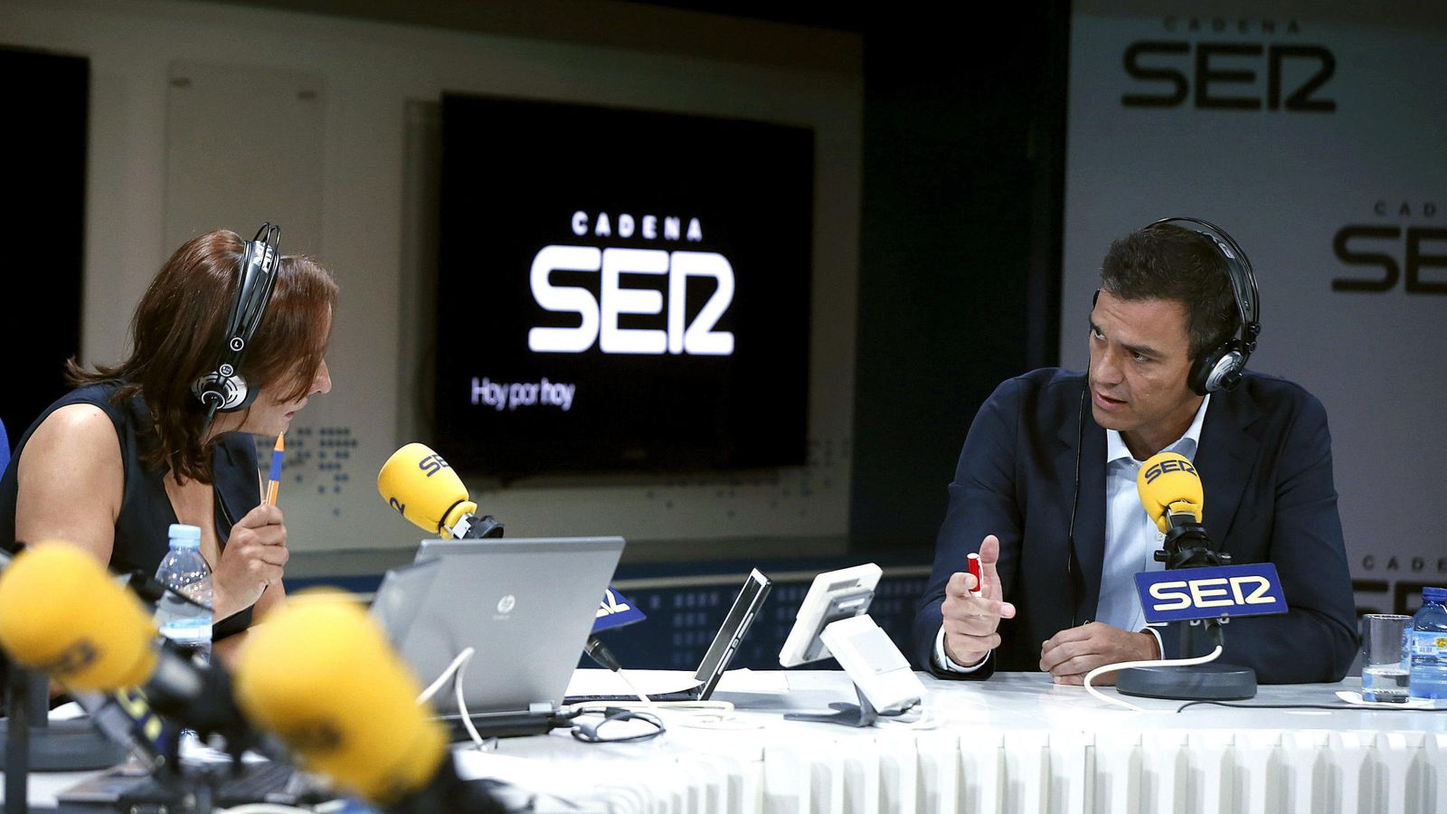 Foto: Imagen de archivo de una entrevista de Pepa Bueno (Hoy por Hoy) a Pedro Sánchez en la cadena Ser (EFE)