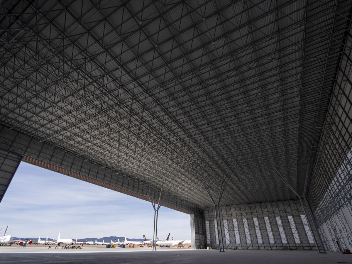 Foto: Inauguración del nuevo hangar del Aeropuerto de Teruel. (EFE/Antonio García)