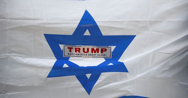 Foto: Manifestantes enarbolan una bandera israelí con una pegatina de la campaña de Donald Trump, durante una protesta propalestina en Nueva York, el 18 de mayo de 2018. (Reuters)