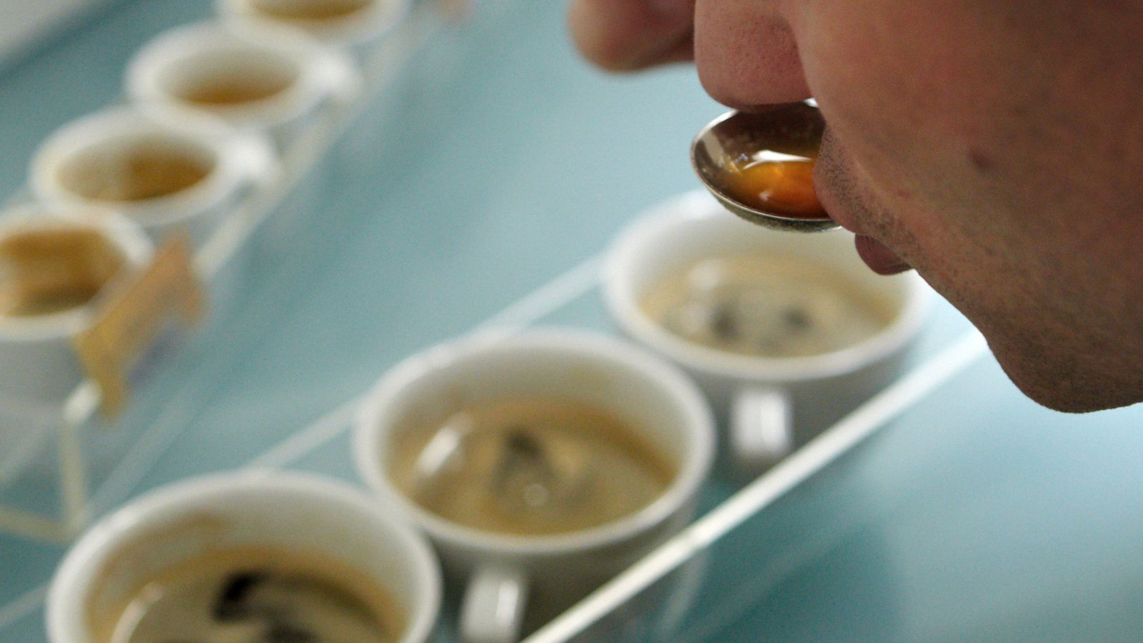Foto: Un experto en café prueba la calidad del producto Nespresso en el centro de producción de Suiza. (Reuters)