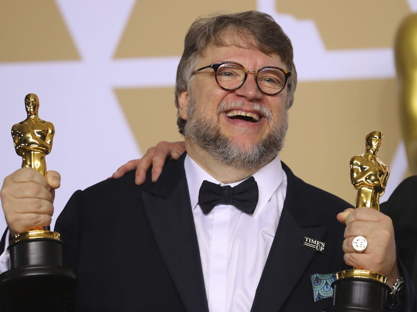 Guillermo del Toro con los oscars a mejor director y película el año pasado. (Reuters)