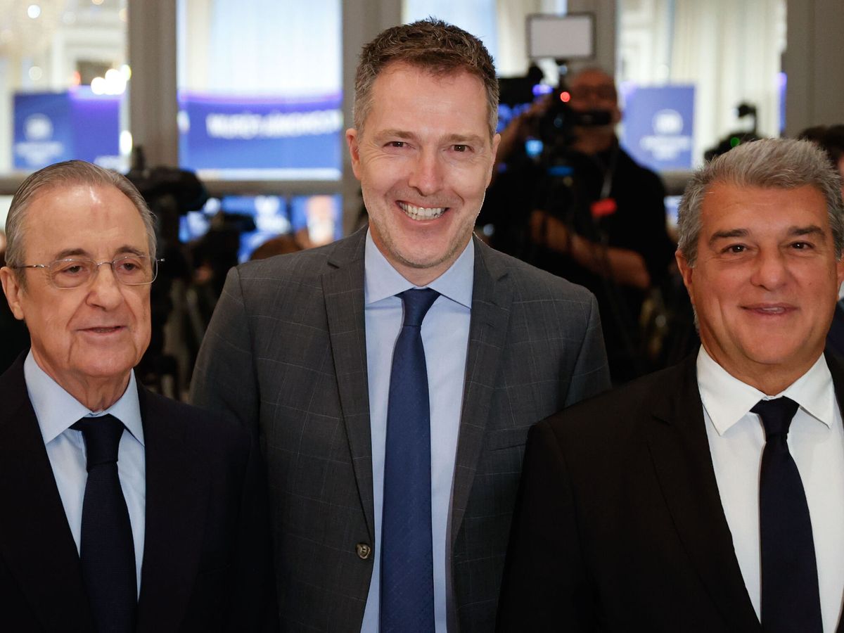 Foto: Bernd Reichart, CEO de A22 Sports Management, escoltado por Florentino Pérez y Joan Laporta. (Foto: Mariscal/EFE)