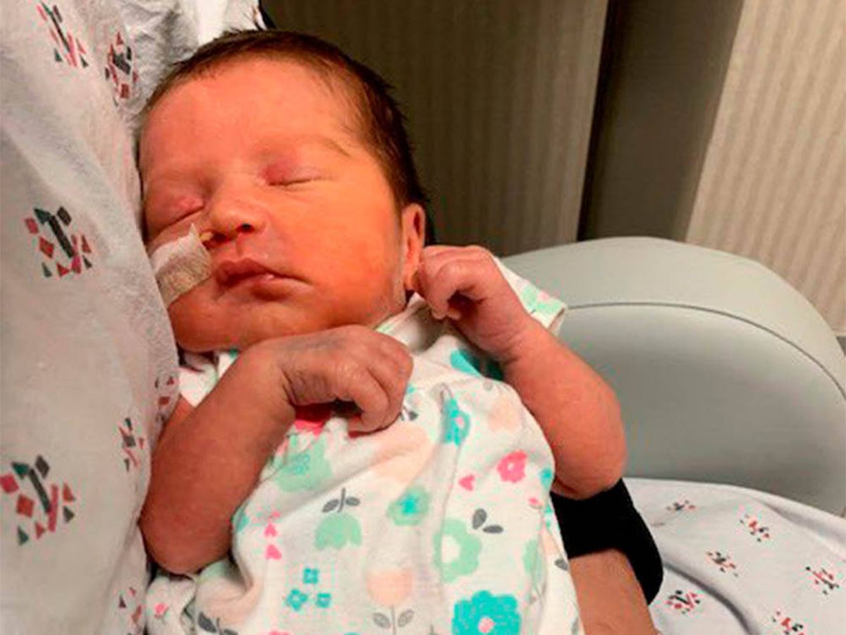Foto: La historia de Analía, el bebé que decidió nacer dentro de un avión (Twitter @ATLairport)