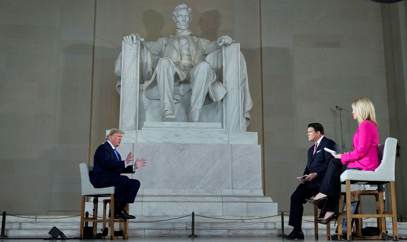 Donald Trump entrevistado en Fox ante la pétrea mirada de Abraham Lincoln. (Reuters)